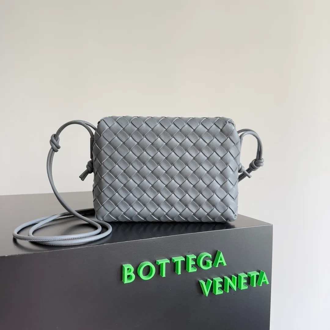 Batch 1260 𝗕𝗼𝘁𝘁𝗲𝗴𝗮 𝗩𝗲𝗻𝗲𝘁𝗮———— The latest version of the loop camera bag💥 at BV’s King of Cost-Effectiveness counter, large woven texture➕As always, ultra-high-quality lambskin, with zippers and adjustable drawstrings, it is especially suitable for the belly💫It can hold anything, and it is very light in weight, suitable for🈴️girls of all ages, size: 22*15*8cm, style number: 680255